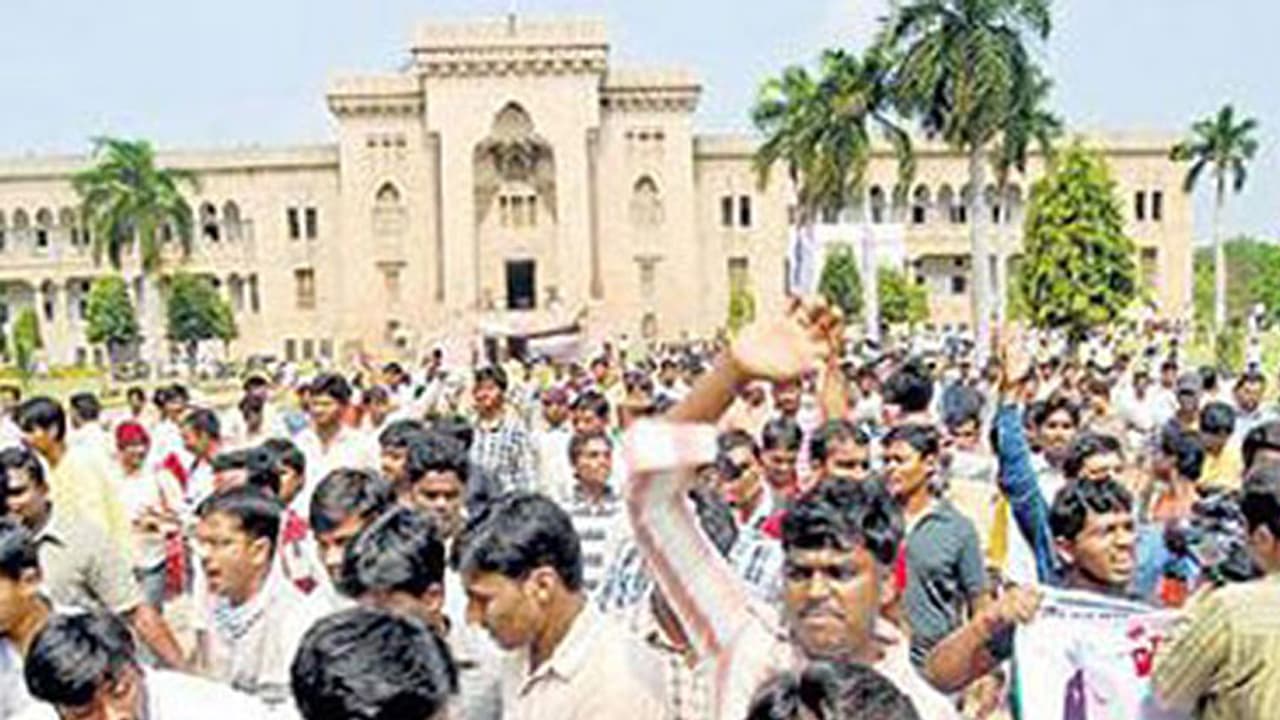 ఓయూలో ఉద్రిక్తత... టీఆర్ఎస్ ప్లెక్సీలను చించేసి విద్యార్థుల ఆందోళన ఓయూలో ఉద్రిక్తత... టీఆర్ఎస్ ప్లెక్సీలను చించేసి విద్యార్థుల ఆందోళన