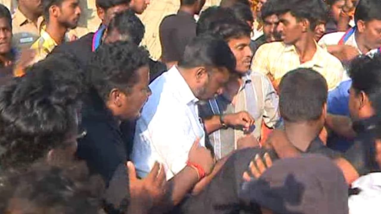 "அட சண்டை போடாதீங்கப்பா...!! கட்சியினருக்குள் அடிதடி.. சமாதானப்படுத்திவிட்ட திருமா... "அட சண்டை போடாதீங்கப்பா...!! கட்சியினருக்குள் அடிதடி.. சமாதானப்படுத்திவிட்ட திருமா...