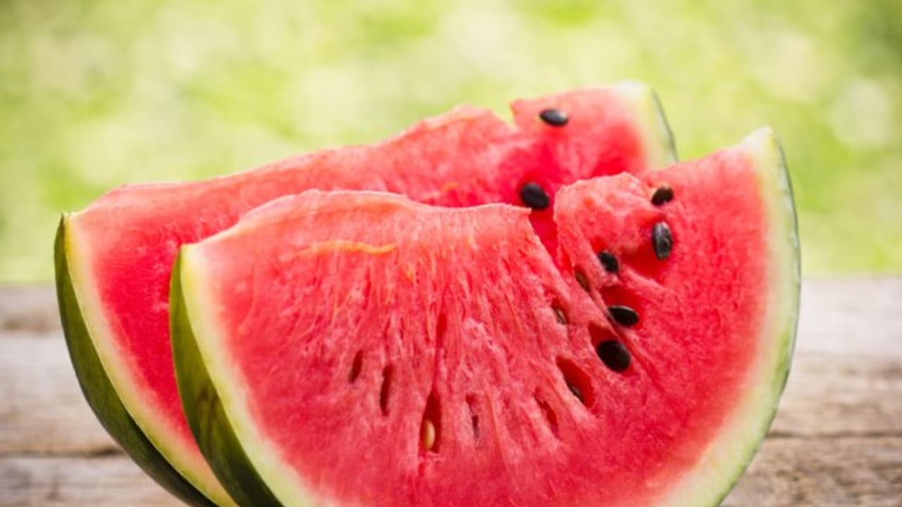 வெயில் காலத்தில் தர்பூசனி சாப்பிட்டால் தாகம் தீர்வது மட்டுமின்றி அழகும் கூடும்... வெயில் காலத்தில் தர்பூசனி சாப்பிட்டால் தாகம் தீர்வது மட்டுமின்றி அழகும் கூடும்...