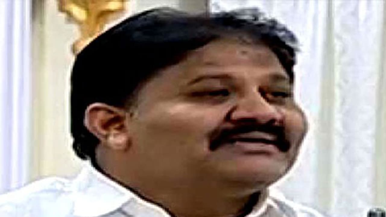 వైసిపి ఎమ్మెల్యేలమంతా నారా భువనేశ్వరి పాదాలను కన్నీళ్ళతో కడుగుతాం: రాచమల్లు శివప్రసాద్ రెడ్డి వైసిపి ఎమ్మెల్యేలమంతా నారా భువనేశ్వరి పాదాలను కన్నీళ్ళతో కడుగుతాం: రాచమల్లు శివప్రసాద్ రెడ్డి