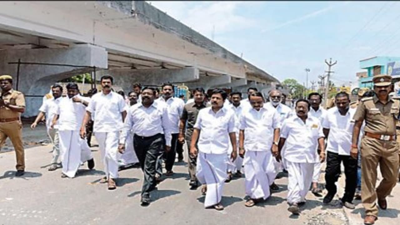 இரயில்வே மேம்பாலத்தைச் சீரமைக்க ரூ.2 கோடி நிதி ஒதுக்கீடு; அமைச்சர் அதிரடி ஆய்வு… இரயில்வே மேம்பாலத்தைச் சீரமைக்க ரூ.2 கோடி நிதி ஒதுக்கீடு; அமைச்சர் அதிரடி ஆய்வு…