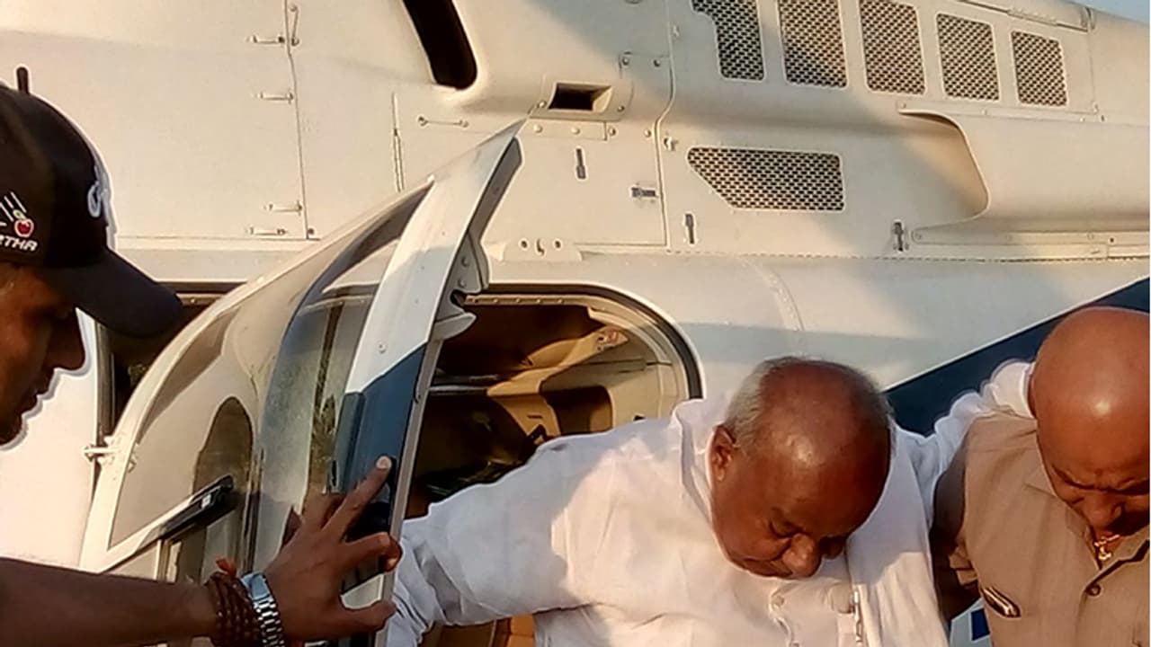 ಕುಟುಂಬ ಸಮೇತ ಶಾರದಾಂಬೆ ದರ್ಶನ ಪಡೆದ ದೇವೇಗೌಡ ಕುಟುಂಬ ಸಮೇತ ಶಾರದಾಂಬೆ ದರ್ಶನ ಪಡೆದ ದೇವೇಗೌಡ