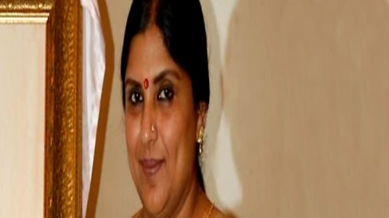 பிக் பாஸ் போட்டியாளர்களுக்கு மொக்கை கொடுத்த ஸ்ரீ பிரியா...! பிக் பாஸ் போட்டியாளர்களுக்கு மொக்கை கொடுத்த ஸ்ரீ பிரியா...!