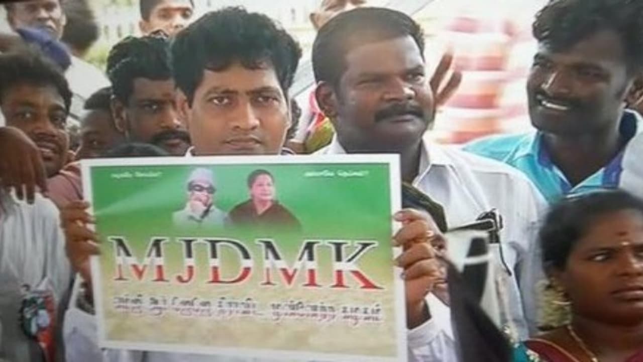 "இரட்டை இலையை மீட்பதே நோக்கம்": புது கட்சி தொடங்கினார் தீபா கணவர் மாதவன் "இரட்டை இலையை மீட்பதே நோக்கம்": புது கட்சி தொடங்கினார் தீபா கணவர் மாதவன்