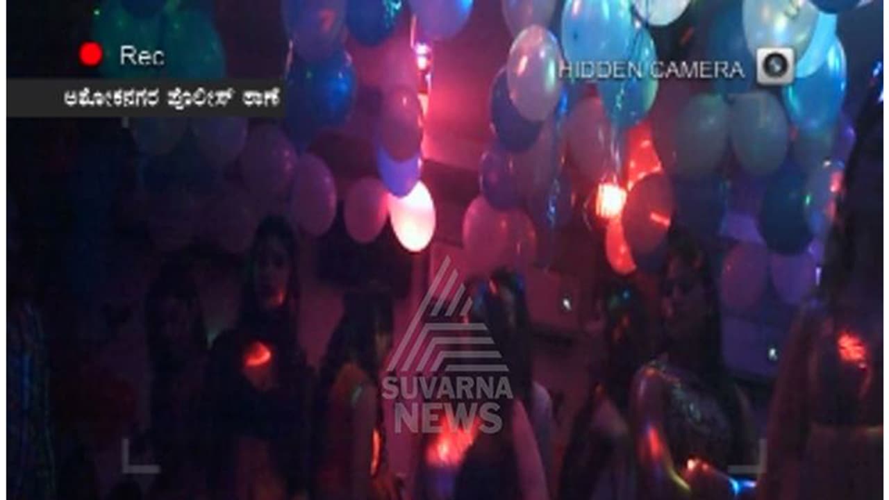 ಹೊರಗೆ ಲೇಡೀಸ್ ಬಾರ್, ಒಳಗೆ ಲೈವ್ ಬ್ಯಾಂಡ್! ಹೊರಗೆ ಲೇಡೀಸ್ ಬಾರ್, ಒಳಗೆ ಲೈವ್ ಬ್ಯಾಂಡ್!