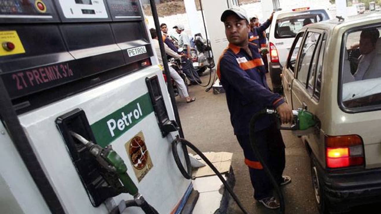 பெட்ரோல் விற்பனையாளர்கள் எடுத்த அதிரடி முடிவு..! குழப்பத்தில் வாகன ஓட்டிகள்..! பெட்ரோல் விற்பனையாளர்கள் எடுத்த அதிரடி முடிவு..! குழப்பத்தில் வாகன ஓட்டிகள்..!