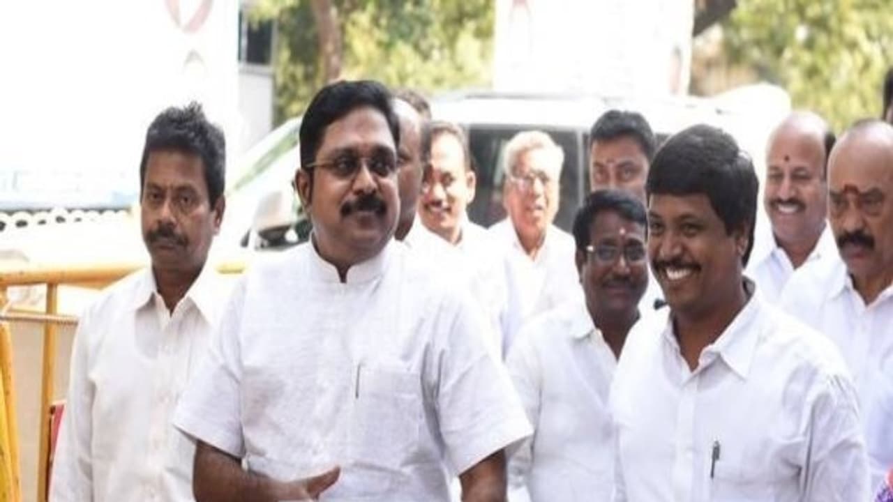 18 എംഎല്എമാരുടെ അയോഗ്യത കേസ്: നിർണായക വിധി ഇന്ന് 18 എംഎല്എമാരുടെ അയോഗ്യത കേസ്: നിർണായക വിധി ഇന്ന്