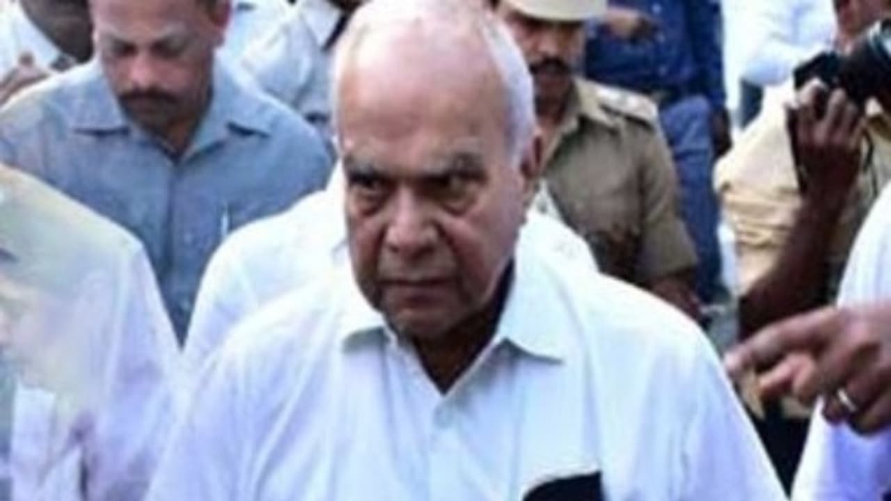 ஆளுநரின் பாதுகாப்பு கார் மோதியதில் இருவர் உயிரிழப்பு ஒருவர் படுகாயம்...! ஆளுநரின் பாதுகாப்பு கார் மோதியதில் இருவர் உயிரிழப்பு ஒருவர் படுகாயம்...!