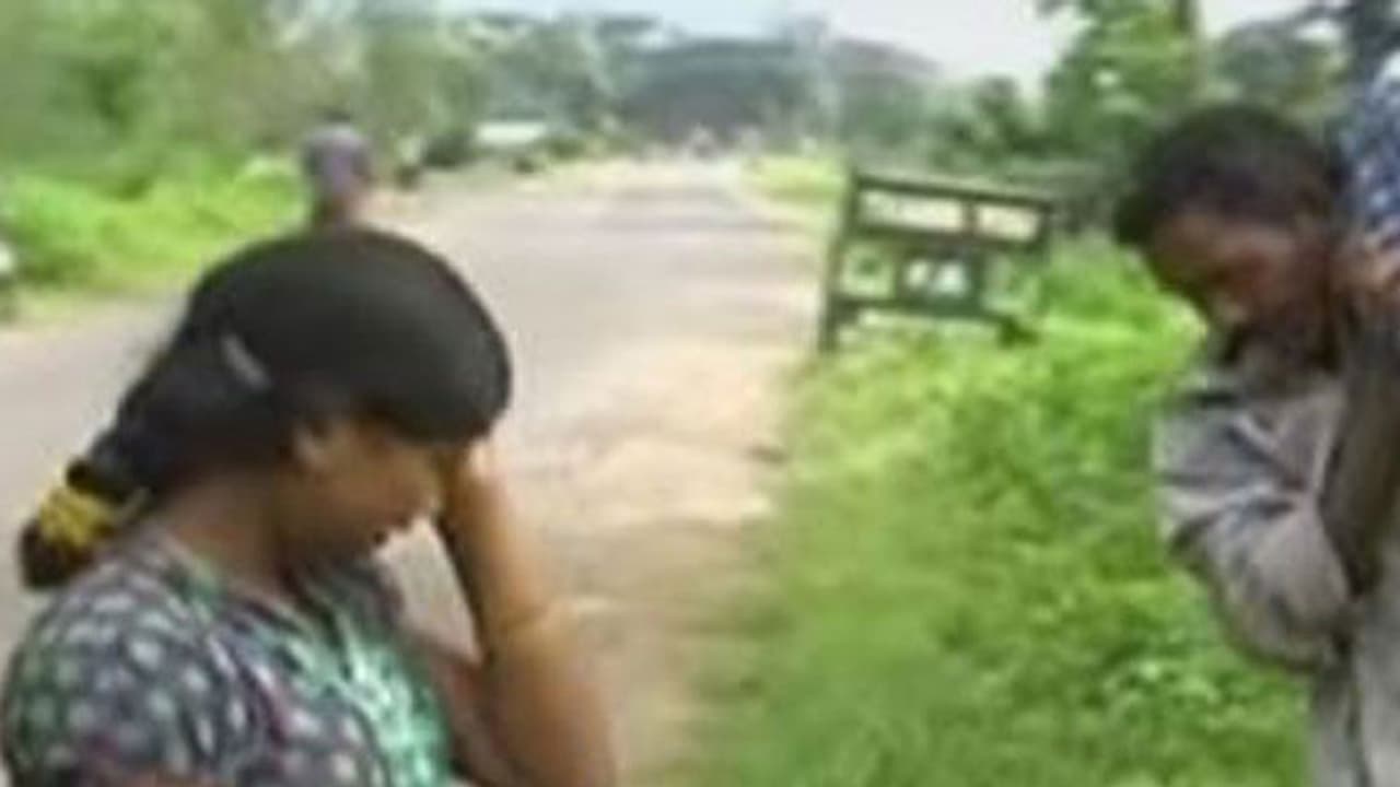 ആശുപത്രിക്കാര്‍ ആംബുലന്‍സ് നല്‍കിയില്ല; ഭാര്യയുടെ മൃതദേഹം തോളിലേറ്റി ആദിവാസി യുവാവ് നടന്നത് 10 കിലോമീറ്റര്‍