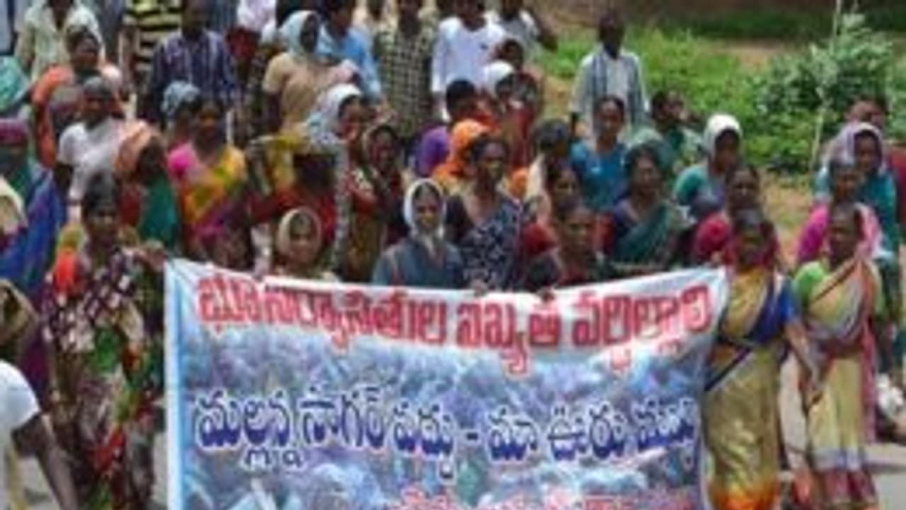 అధికారులకు, గ్రామస్తుల కు మధ్య ఘర్షణ.. ఎర్రవల్లిలో ఉద్రిక్తత అధికారులకు, గ్రామస్తుల కు మధ్య ఘర్షణ.. ఎర్రవల్లిలో ఉద్రిక్తత