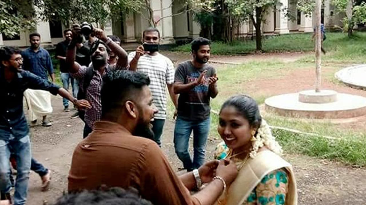 സ്വന്തം ക്യാമ്പസിനെ സാക്ഷിയാക്കി സഫ്നയ്ക്കും അമര്നാഥിനും മാംഗല്യം സ്വന്തം ക്യാമ്പസിനെ സാക്ഷിയാക്കി സഫ്നയ്ക്കും അമര്നാഥിനും മാംഗല്യം