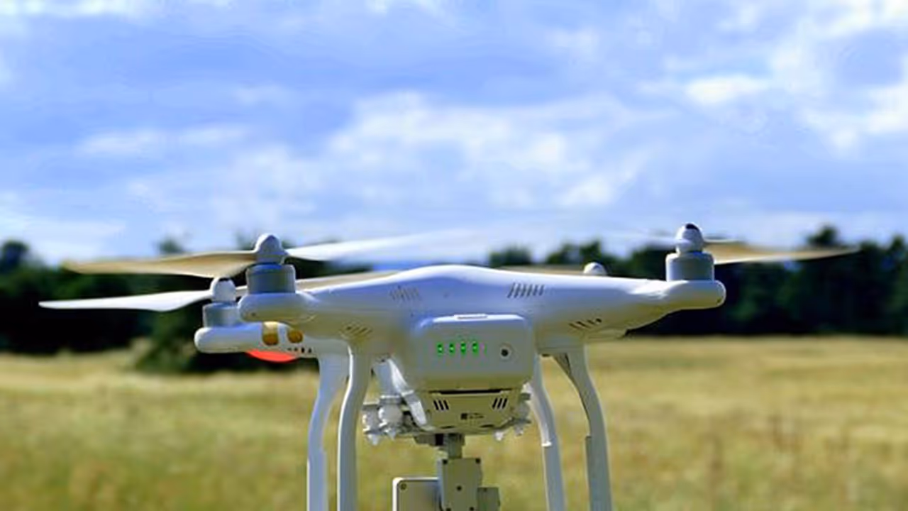 ಅಡಿಕೆ ಸಿಂಪರಣೆಗೆ ಡ್ರೋನ್ ಬಳಕೆ ಅಡಿಕೆ ಸಿಂಪರಣೆಗೆ ಡ್ರೋನ್ ಬಳಕೆ