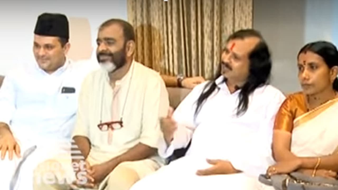 ഇതര മതസ്ഥര്ക്കായി ഇഫ്താര് വിരുന്നൊരുക്കി മുനവറലി ശിഹാബ് തങ്ങള് ഇതര മതസ്ഥര്ക്കായി ഇഫ്താര് വിരുന്നൊരുക്കി മുനവറലി ശിഹാബ് തങ്ങള്