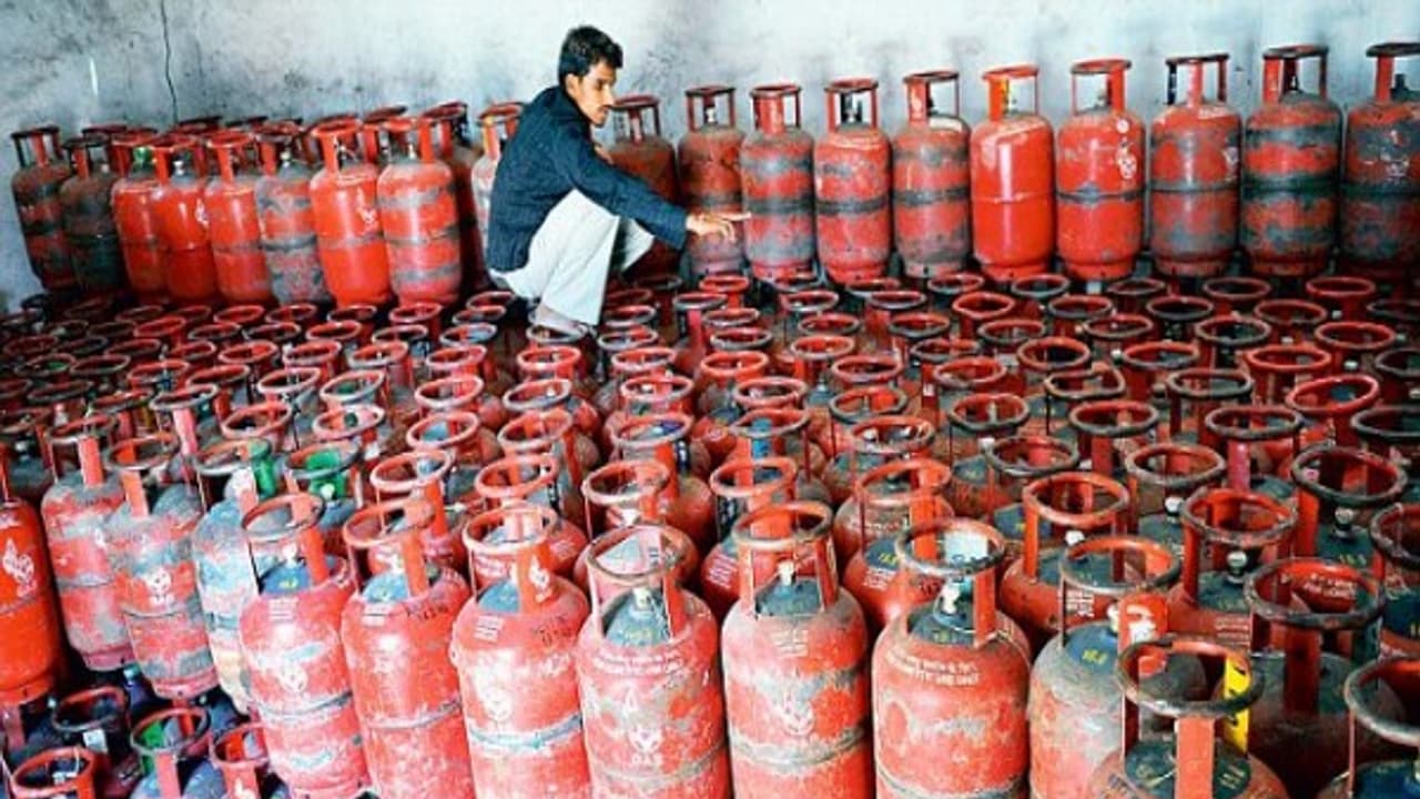 மக்களைக் குழப்பும் மத்திய அரசு... சமையல் கியாஸ் மானியம் ரத்து செய்யப்படுமா? ஒழுங்குபடுத்தப்படுமா? மக்களைக் குழப்பும் மத்திய அரசு... சமையல் கியாஸ் மானியம் ரத்து செய்யப்படுமா? ஒழுங்குபடுத்தப்படுமா?