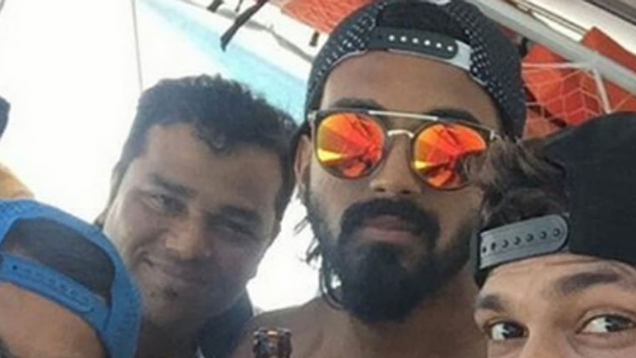 ബിയറുമായി ബീച്ചിലിരിക്കുന്ന ചിത്രം; ഇന്ത്യന് താരങ്ങള്ക്ക് ബിസിസിഐയുടെ താക്കീത് ബിയറുമായി ബീച്ചിലിരിക്കുന്ന ചിത്രം; ഇന്ത്യന് താരങ്ങള്ക്ക് ബിസിസിഐയുടെ താക്കീത്