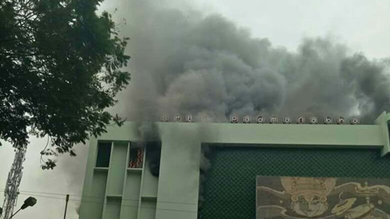 തിരുവനന്തപുരം ശ്രീപത്മനാഭ തീയേറ്ററില് അഗ്നിബാധ തിരുവനന്തപുരം ശ്രീപത്മനാഭ തീയേറ്ററില് അഗ്നിബാധ