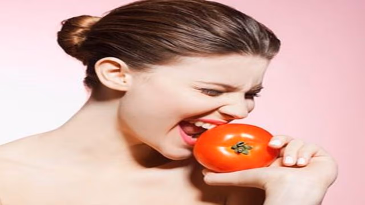 உடல் எடையைக் குறைக்கனுமா? தக்காளி சாப்பிடுங்கள்… உடல் எடையைக் குறைக்கனுமா? தக்காளி சாப்பிடுங்கள்…