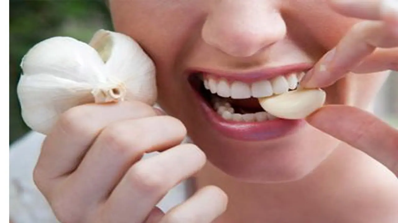 വീഡിയോ: വെളുത്തുള്ളിയുടെ തൊലി എങ്ങനെ എളുപ്പത്തില് കളയാം? വീഡിയോ: വെളുത്തുള്ളിയുടെ തൊലി എങ്ങനെ എളുപ്പത്തില് കളയാം?