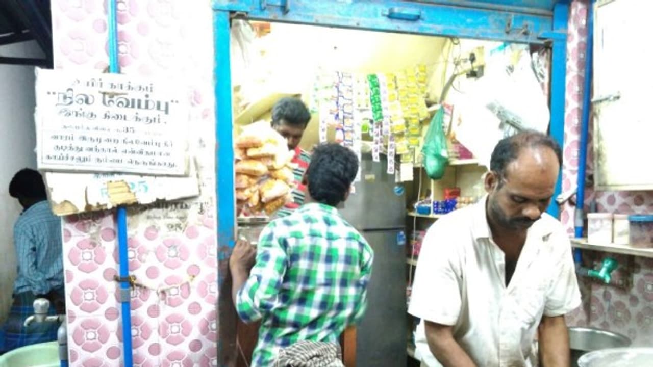 டீ கடையில் விற்பனைக்கு வந்தது "நிலவேம்பு கஷாயம்"..! ரூ.35 க்கு அமோக விற்பனை...! டீ கடையில் விற்பனைக்கு வந்தது "நிலவேம்பு கஷாயம்"..! ரூ.35 க்கு அமோக விற்பனை...!