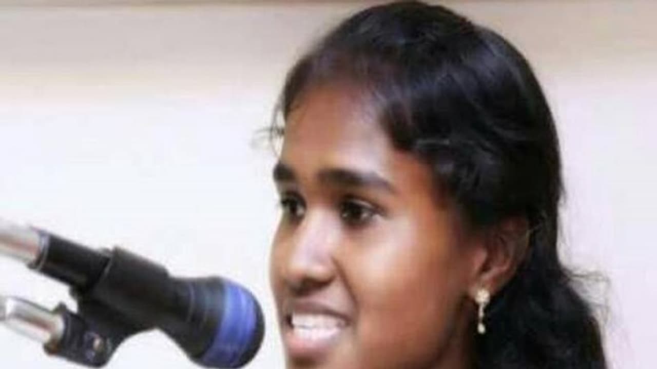 வளர்மதி மீதான குண்டர் சட்டம் ரத்து உயர்நீதிமன்றம் அதிரடி உத்தரவு...!! வளர்மதி மீதான குண்டர் சட்டம் ரத்து உயர்நீதிமன்றம் அதிரடி உத்தரவு...!!