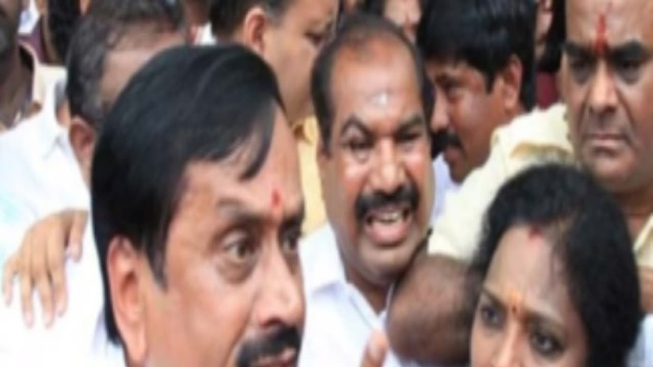 அவரு ஏதோ ஃபேஸ்புக்குல போட்டுருக்காரு...! ஹெச்.ராஜா கருத்து குறித்து தமிழிசை என்ன சொல்றாங்க தெரியுமா? அவரு ஏதோ ஃபேஸ்புக்குல போட்டுருக்காரு...! ஹெச்.ராஜா கருத்து குறித்து தமிழிசை என்ன சொல்றாங்க தெரியுமா?