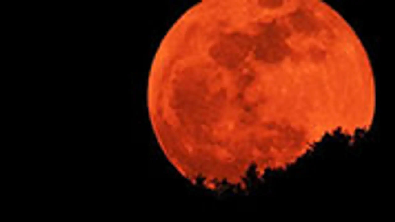 Blood Moon: ఆకాశంలో అద్భుతం.. బ్లడ్ కలర్‌లో చంద్రుడు కనిపించేది అప్పుడే 