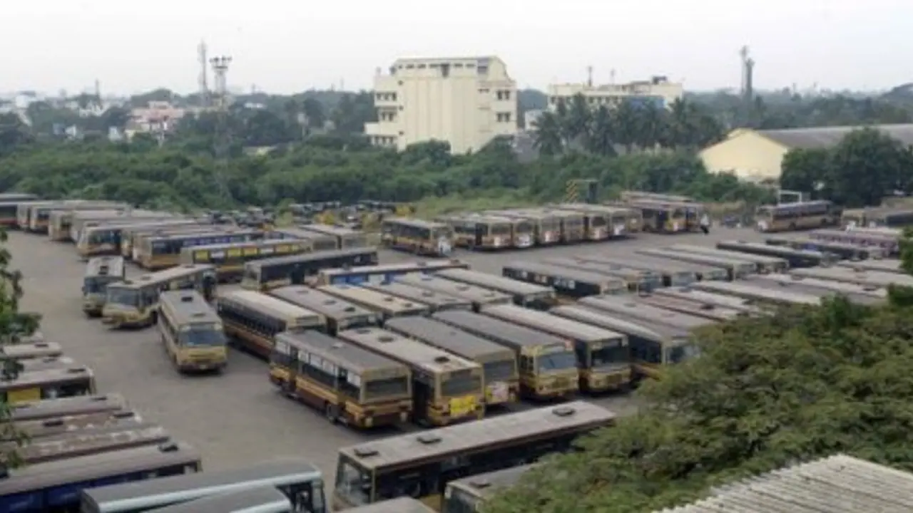 ஊட்டியில் தொடங்கியது முதல் ஸ்ட்ரைக்… பேருந்துகள் ஓடாததால் பயணிகள் அவதி… ஊட்டியில் தொடங்கியது முதல் ஸ்ட்ரைக்… பேருந்துகள் ஓடாததால் பயணிகள் அவதி…