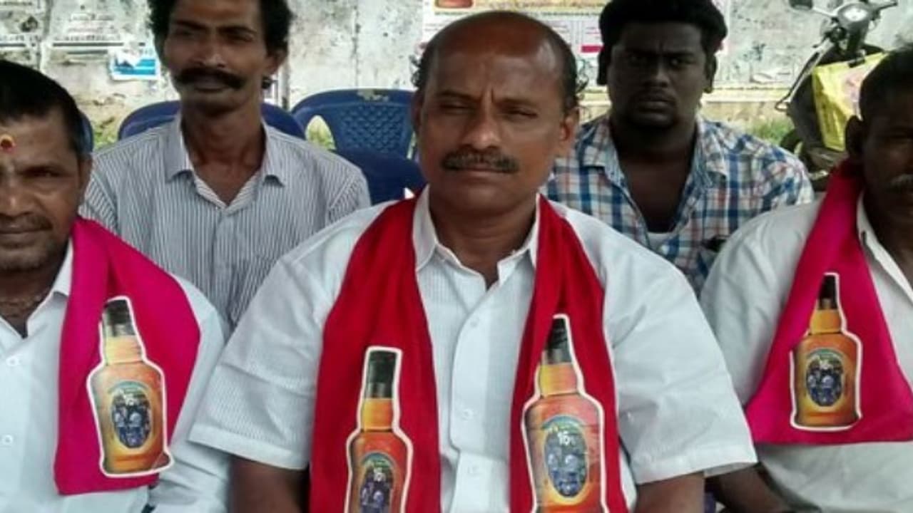 அடப்பாவிகளா..!! நீங்களுமா?? ஆர்.கே.நகரில் மதுகுடிப்போர் சங்கம் மனுதாக்கல்... அடப்பாவிகளா..!! நீங்களுமா?? ஆர்.கே.நகரில் மதுகுடிப்போர் சங்கம் மனுதாக்கல்...