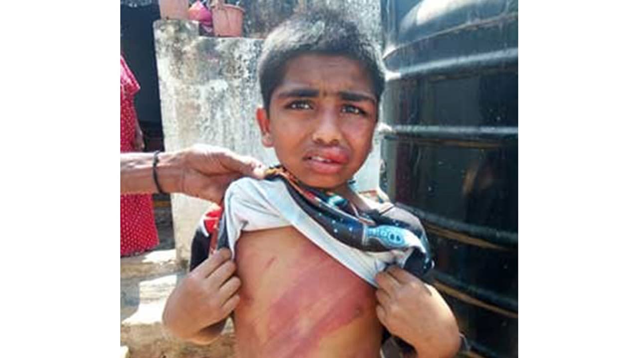 కన్నకొడుకుని చావబాదిన కసాయి తల్లిదండ్రులు కన్నకొడుకుని చావబాదిన కసాయి తల్లిదండ్రులు