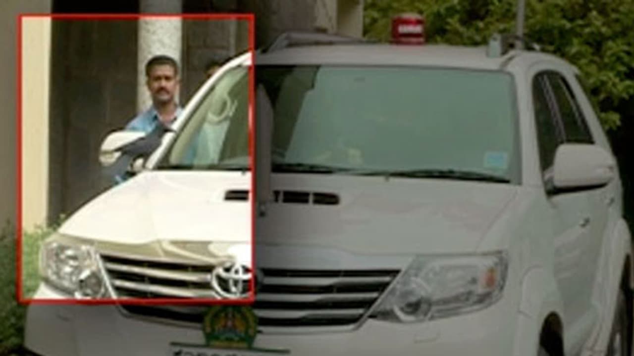 Karnataka CM buys new car after crow sat on old one Karnataka CM buys new car after crow sat on old one