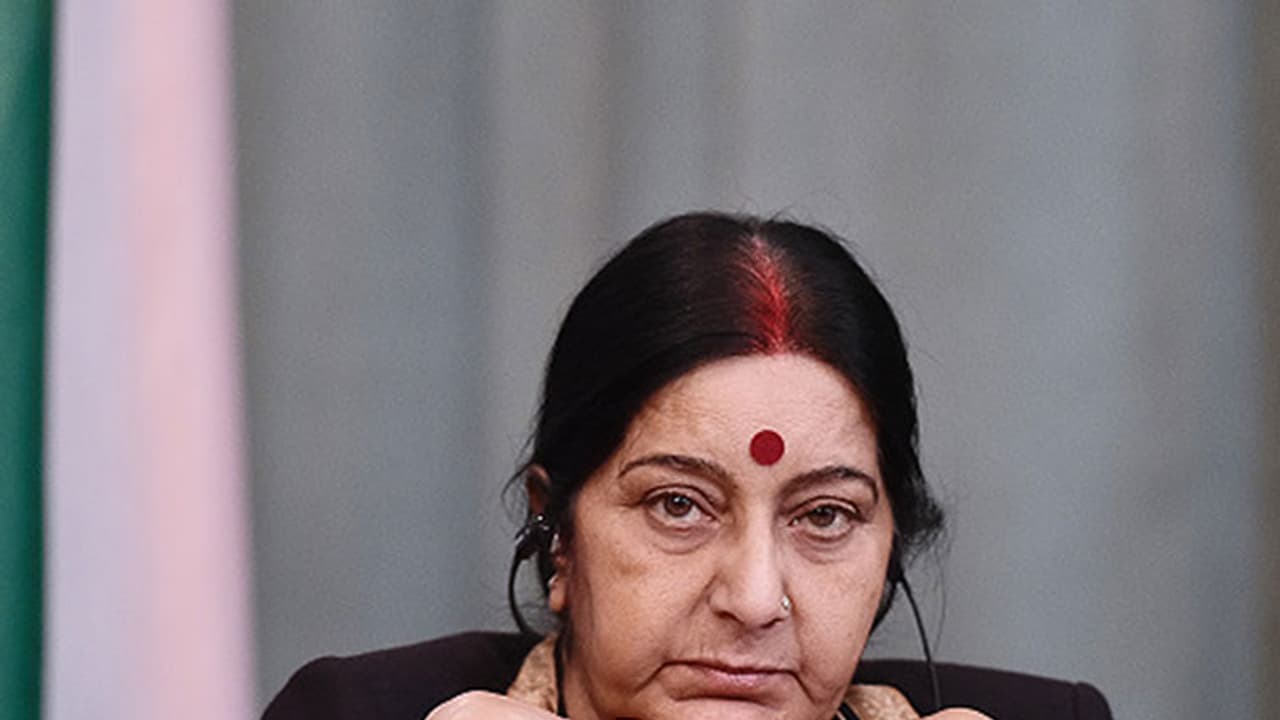 ഷാര്ജയിലെ ഇന്ത്യക്കാരുടെ ജയില്മോചനം: സുഷമ സ്വരാജിനെതിരെ ട്വിറ്ററില് മലയാളികളുടെ പൊങ്കാല ഷാര്ജയിലെ ഇന്ത്യക്കാരുടെ ജയില്മോചനം: സുഷമ സ്വരാജിനെതിരെ ട്വിറ്ററില് മലയാളികളുടെ പൊങ്കാല