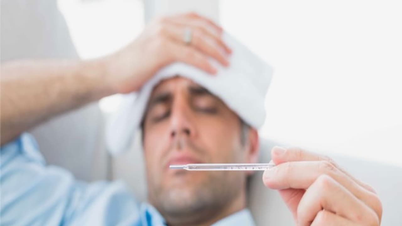 காய்ச்சலில் படுத்துக் கிடக்கும்போது இந்த உணவுகளை தவறியும் சாப்பிட வேண்டாம்...