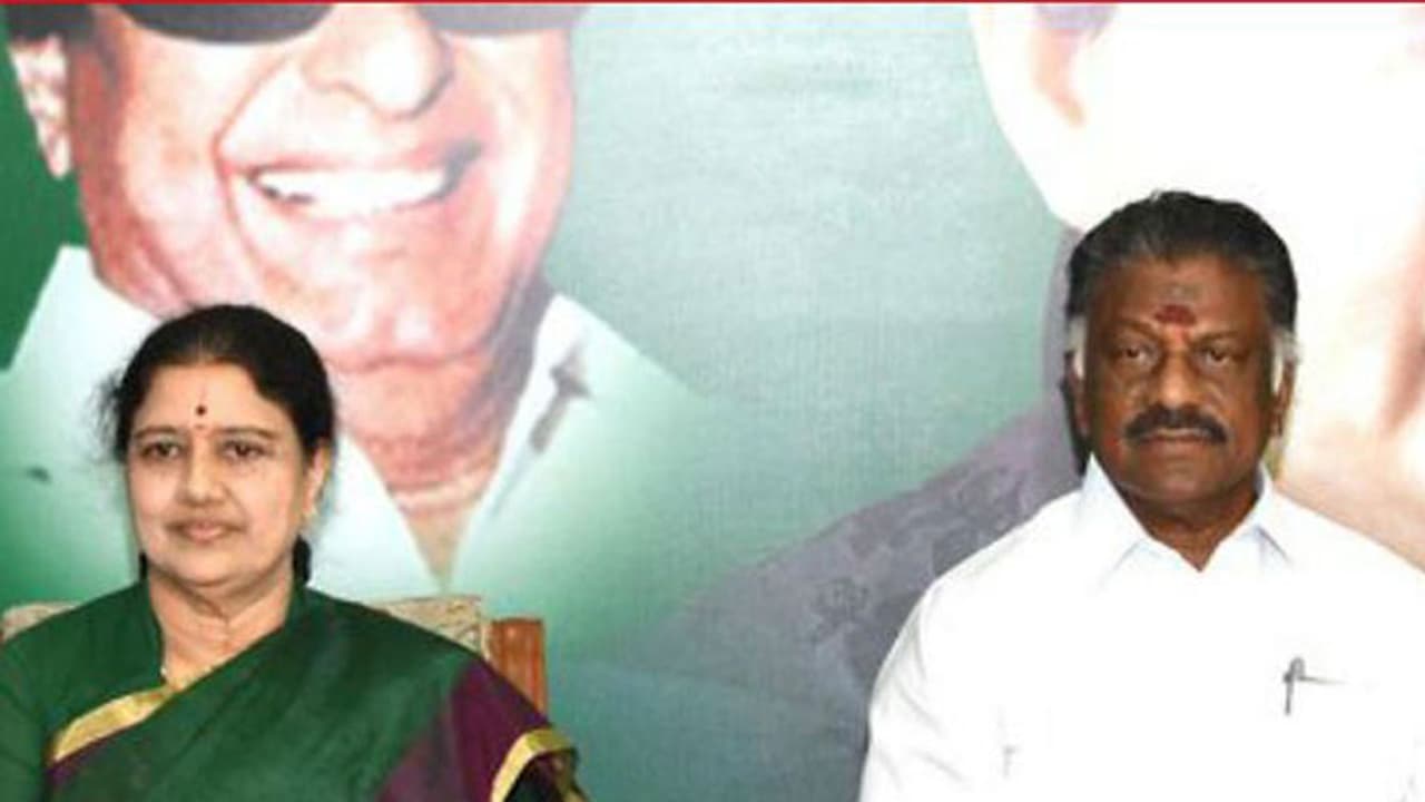 ಎಐಎಡಿಎಂಕೆಯಿಂದ ಶಶಿಕಲಾ ನಟರಾಜನ್ ಉಚ್ಚಾಟನೆ ಎಐಎಡಿಎಂಕೆಯಿಂದ ಶಶಿಕಲಾ ನಟರಾಜನ್ ಉಚ್ಚಾಟನೆ