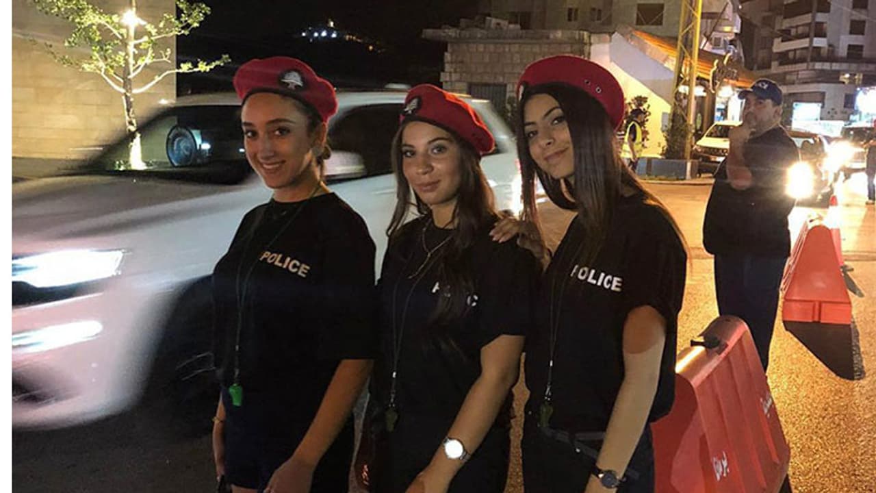 വീഡിയോ: പൊലീസുകാരികള് ഷോര്ട്സിട്ടാല് എന്ത് സംഭവിക്കും? വീഡിയോ: പൊലീസുകാരികള് ഷോര്ട്സിട്ടാല് എന്ത് സംഭവിക്കും?