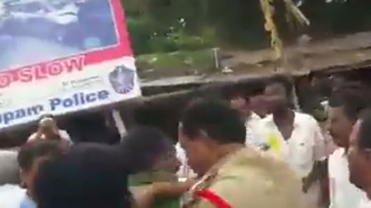 టిడిపి వైసీపి మధ్య ఘర్షణ (వీడియో) టిడిపి వైసీపి మధ్య ఘర్షణ (వీడియో)