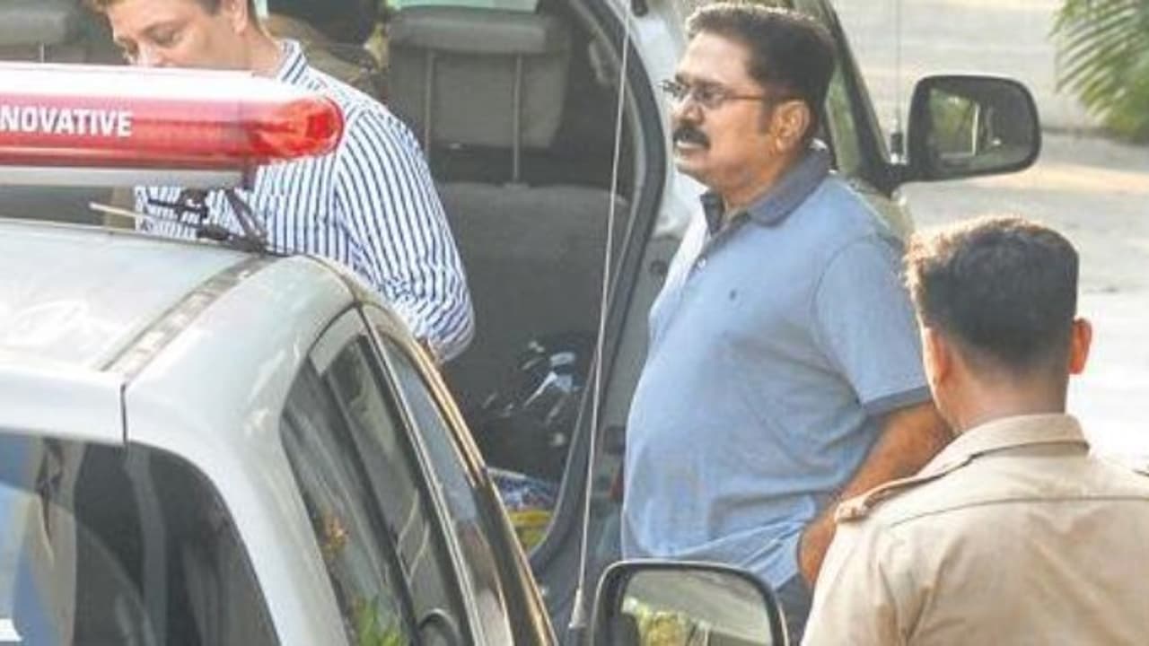 இரட்டை இலை லஞ்ச வழக்கில் மீண்டும் திருப்பம் ஹவாலா ஏஜெண்டிடம் இருந்து ரூ.50 லட்சம் பறிமுதல் இரட்டை இலை லஞ்ச வழக்கில் மீண்டும் திருப்பம் ஹவாலா ஏஜெண்டிடம் இருந்து ரூ.50 லட்சம் பறிமுதல்