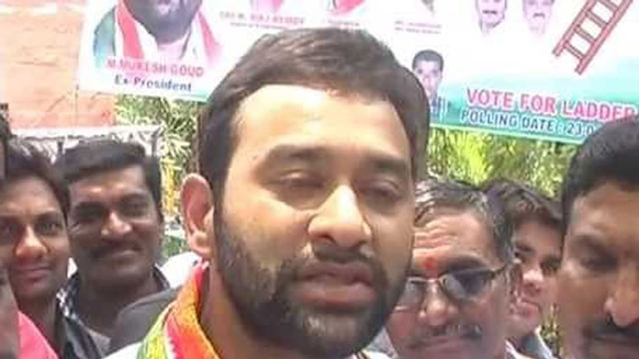 బీజేపీకి షాక్: విక్రం గౌడ్ రాజీనామా, కాంగ్రెస్లో చేరే అవకాశం బీజేపీకి షాక్: విక్రం గౌడ్ రాజీనామా, కాంగ్రెస్లో చేరే అవకాశం