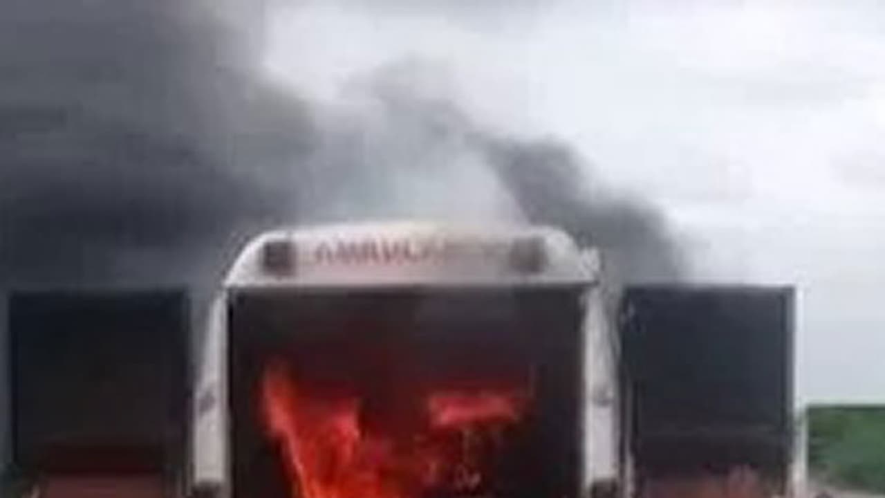 అంబులెన్స్ ఇలా మంటల్లో కాలిపోయింది... ప్రమాదం తప్పింది అంబులెన్స్ ఇలా మంటల్లో కాలిపోయింది... ప్రమాదం తప్పింది