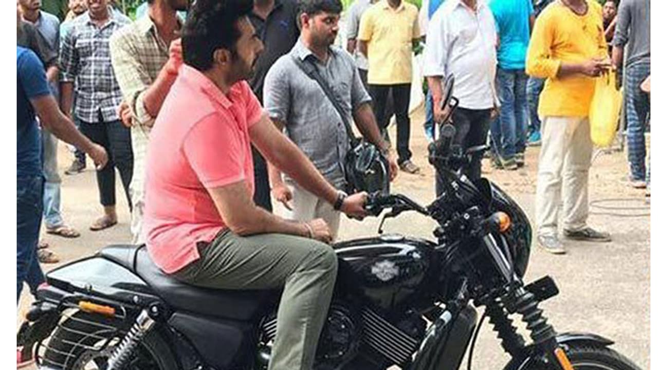 ഹാര്‍ലി ഡേവിഡ്സണില്‍ മമ്മൂട്ടിയുടെ തകര്‍പ്പന്‍ പ്രകടനം;വീഡിയോ