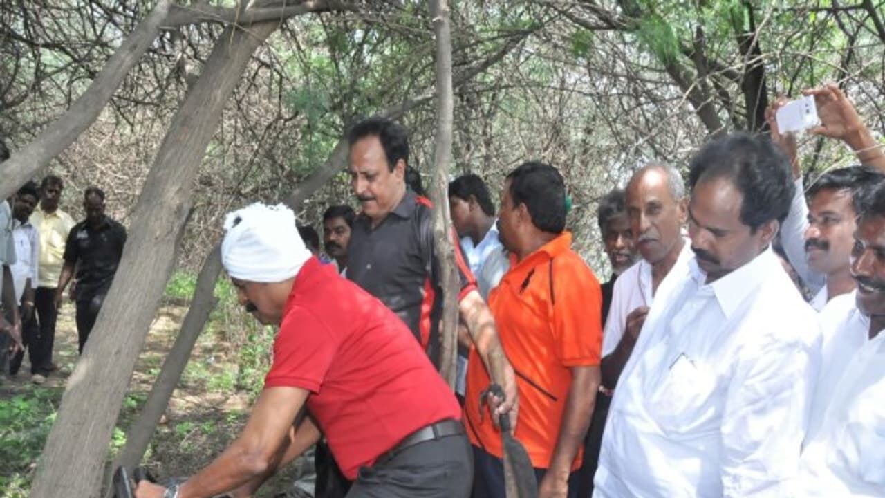 சீமை கருவேல மரங்கள் அகற்றும் பணி தீவிரம் களப்பணியில் வைகோ...!!! சீமை கருவேல மரங்கள் அகற்றும் பணி தீவிரம் களப்பணியில் வைகோ...!!!