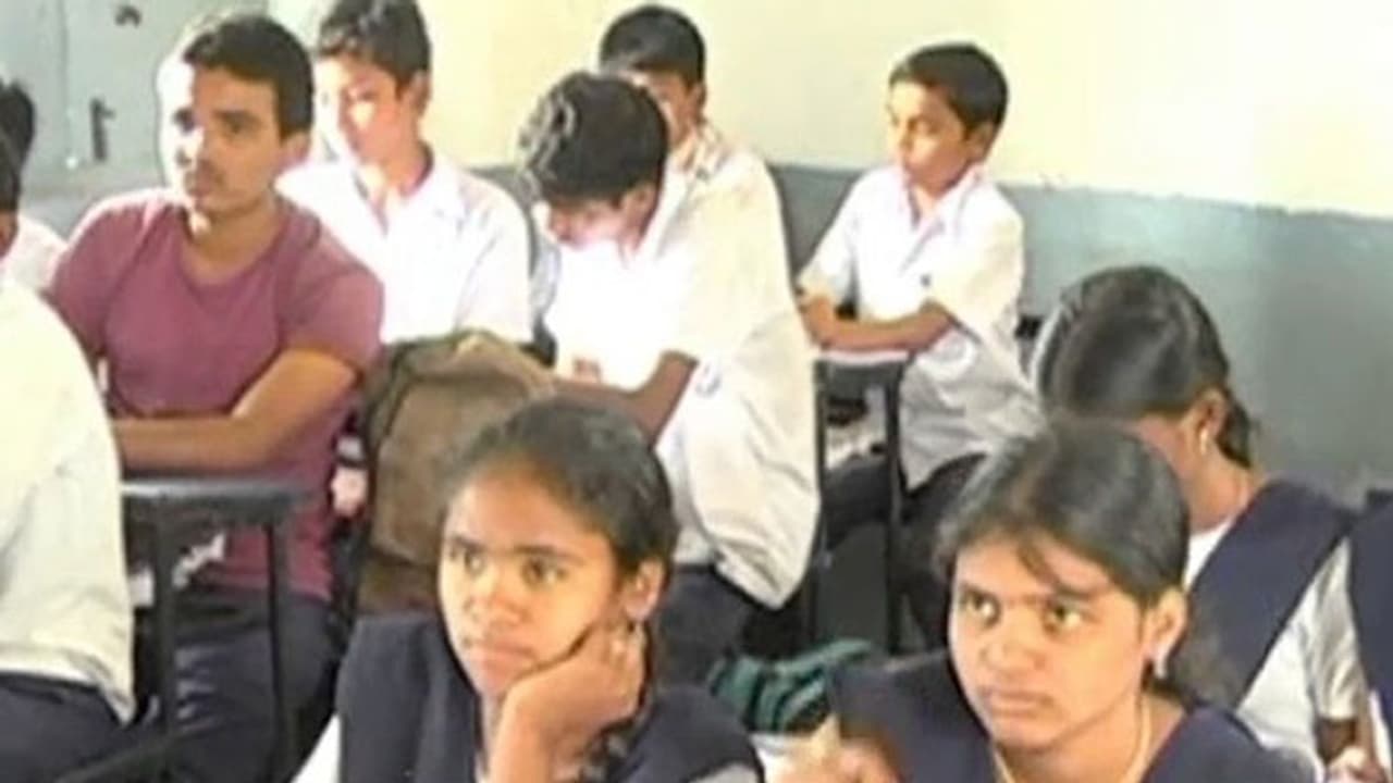 చేదువార్తను తియ్యగా చెబుతున్న తెలంగాణ సర్కారు చేదువార్తను తియ్యగా చెబుతున్న తెలంగాణ సర్కారు