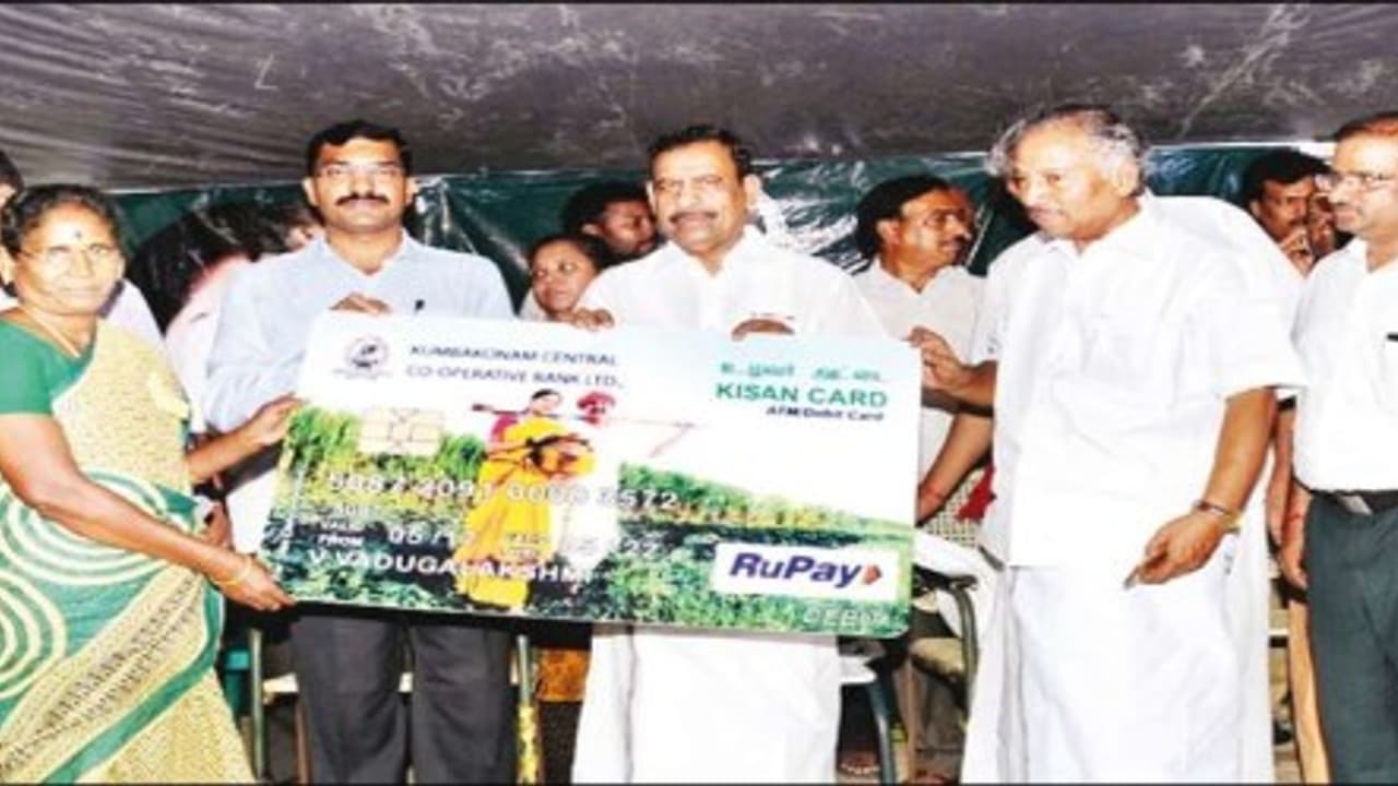 விவசாயிகளுக்கு ரூ.1.52 கோடி பயிர் காப்பீட்டுத் தொகையை அமைச்சர் ஓ.எஸ். மணியன் வழங்கினார்… விவசாயிகளுக்கு ரூ.1.52 கோடி பயிர் காப்பீட்டுத் தொகையை அமைச்சர் ஓ.எஸ். மணியன் வழங்கினார்…