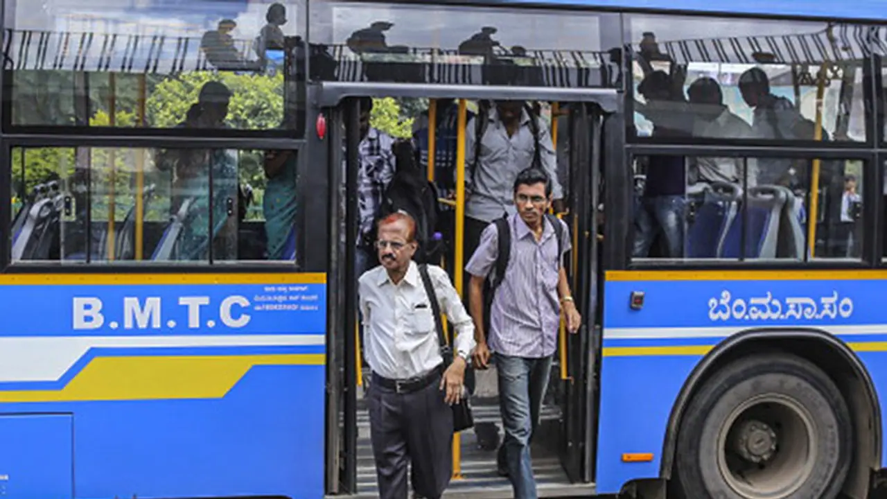 ಕೋವಿಡ್ ರೂಲ್ಸ್ ಮರೆತ ಬೆಂಗಳೂರು ಜನತೆ: ಸಿಲಿಕಾನ್ ಸಿಟಿ ಬಸ್ಗಳಲ್ಲಿ ಮಾಸ್ಕ್ ಮಾಯ ಕೋವಿಡ್ ರೂಲ್ಸ್ ಮರೆತ ಬೆಂಗಳೂರು ಜನತೆ: ಸಿಲಿಕಾನ್ ಸಿಟಿ ಬಸ್ಗಳಲ್ಲಿ ಮಾಸ್ಕ್ ಮಾಯ