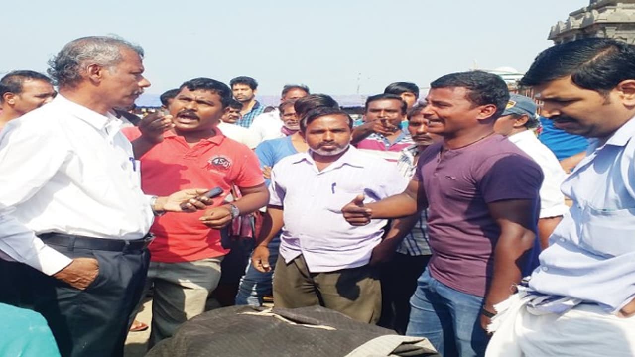 பறிமுதல் செய்த பொருட்களை திரும்ப ஒப்படைக்காவிட்டால் தற்கொலை செய்வோம்! – வியாபாரிகள் எச்சரிக்கை… பறிமுதல் செய்த பொருட்களை திரும்ப ஒப்படைக்காவிட்டால் தற்கொலை செய்வோம்! – வியாபாரிகள் எச்சரிக்கை…