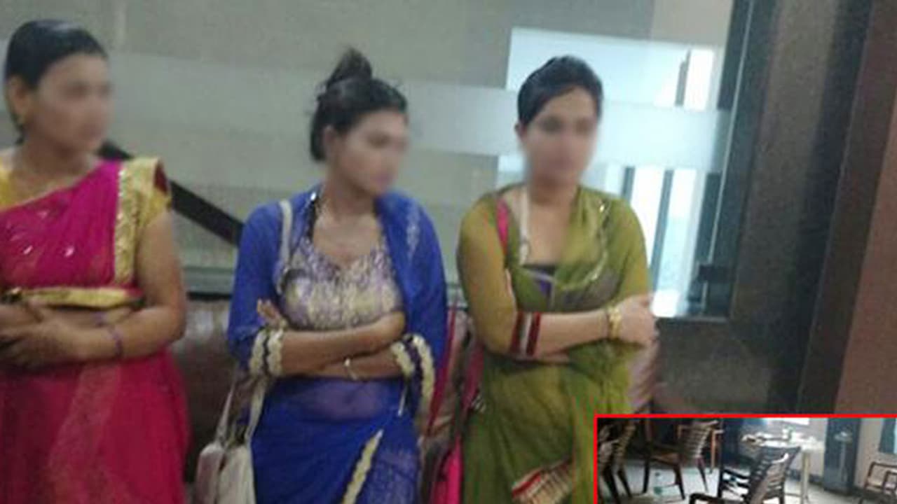 కర్నూలులో అశ్లీల నృత్యాలు.. తెర వెనుక సీఐ కర్నూలులో అశ్లీల నృత్యాలు.. తెర వెనుక సీఐ