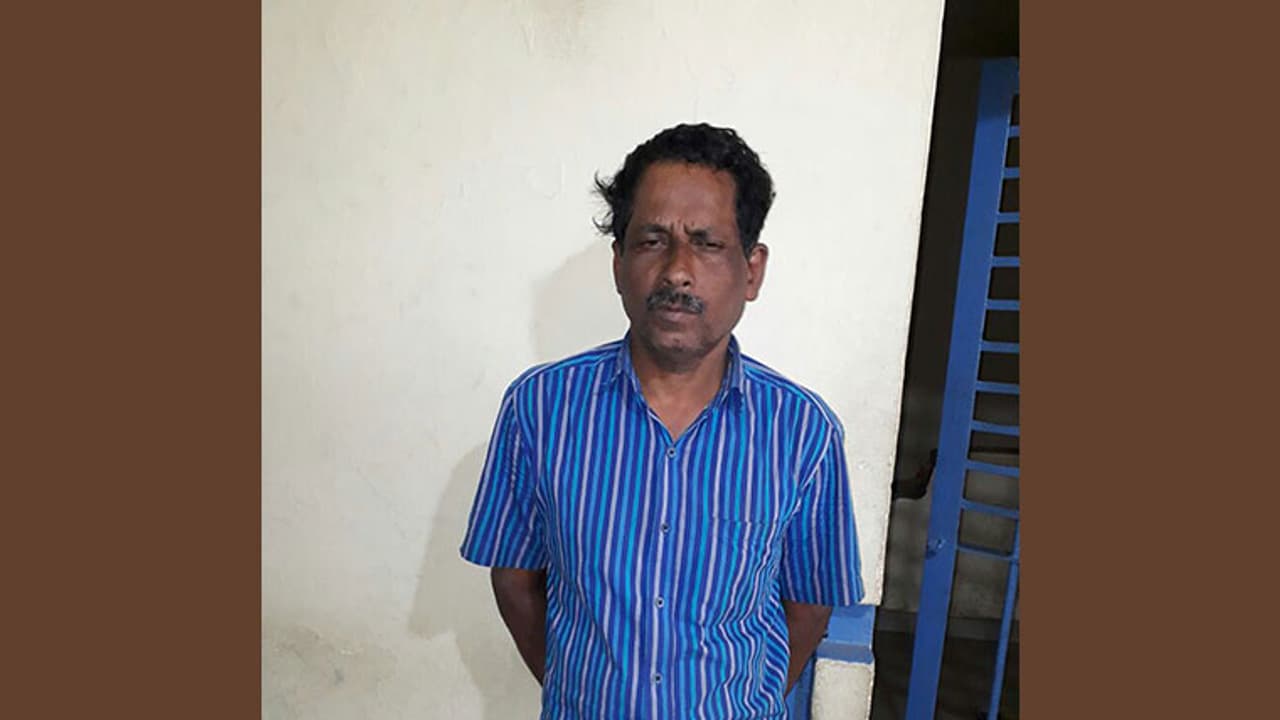 ഒരു കിലോ കഞ്ചാവുമായി മധ്യവയസ്കന് പിടിയില് ഒരു കിലോ കഞ്ചാവുമായി മധ്യവയസ്കന് പിടിയില്