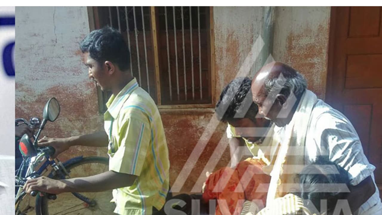 ಗೃಹ ಸಚಿವರ ಜಿಲ್ಲೆಯಲ್ಲೇ ಶವ ಸಾಗಿಸಲು ಆ್ಯಂಬುಲೆನ್ಸ್ ಇಲ್ಲ!: ಬೈಕ್'ನಲ್ಲಿ ಮಗಳ ಮೃತದೇಹ ಸಾಗಿಸಿದ ತಂದೆ ಗೃಹ ಸಚಿವರ ಜಿಲ್ಲೆಯಲ್ಲೇ ಶವ ಸಾಗಿಸಲು ಆ್ಯಂಬುಲೆನ್ಸ್ ಇಲ್ಲ!: ಬೈಕ್'ನಲ್ಲಿ ಮಗಳ ಮೃತದೇಹ ಸಾಗಿಸಿದ ತಂದೆ