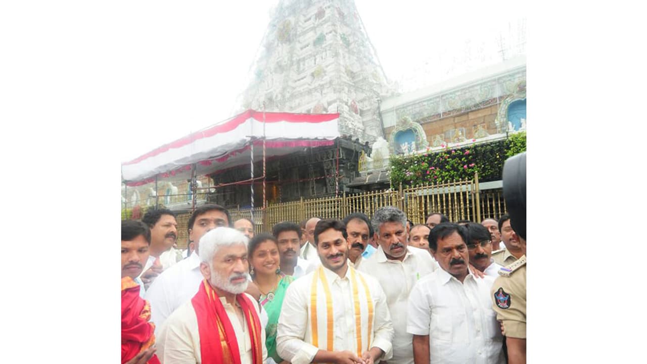 YS Jagan in Tirumala to seek Venkateswara Swamy blessings