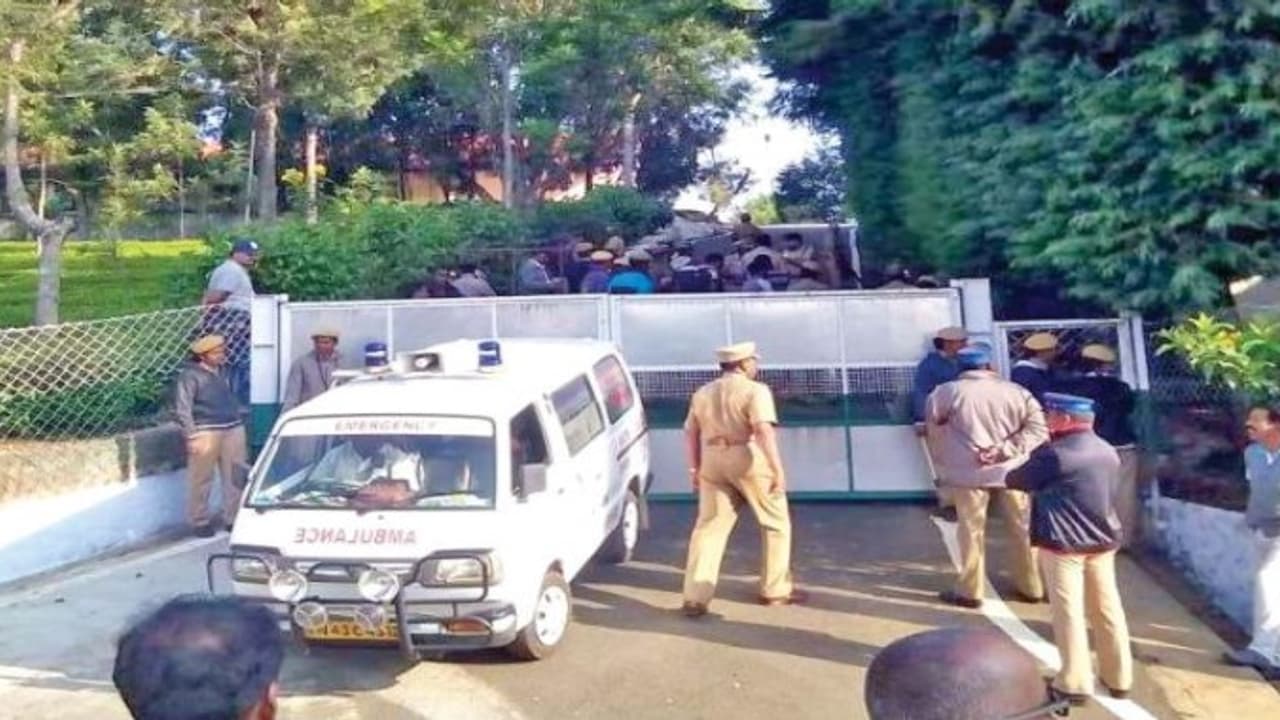 கொடநாடு கொலை வழக்கில் தேடப்படும் நபர்கள் அடுத்தடுத்து விபத்தில் சிக்கும் மர்மம்! கொடநாடு கொலை வழக்கில் தேடப்படும் நபர்கள் அடுத்தடுத்து விபத்தில் சிக்கும் மர்மம்!