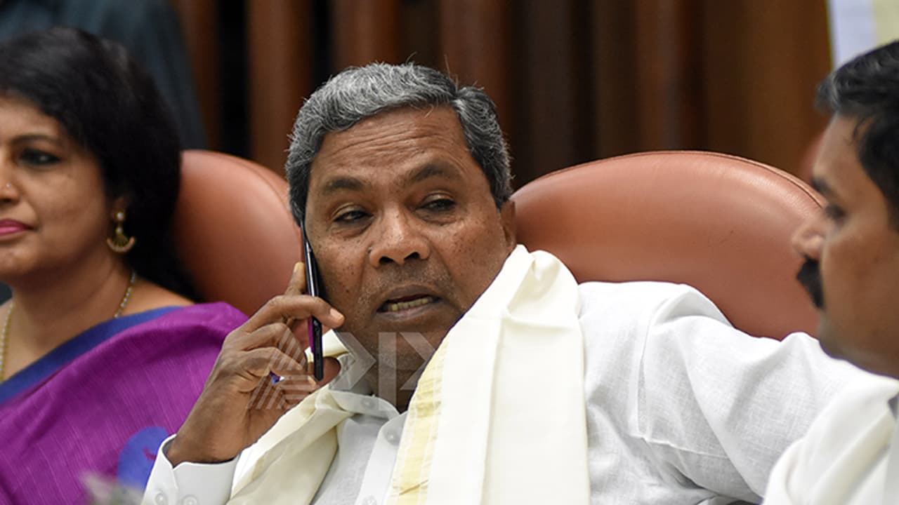 ಸಮನ್ವಯ ಸಮಿತಿ ಅಧ್ಯಕ್ಷ ಅಂದ್ರೆ ಅಮ್ಮವರ ಗಂಡನಾ?: ಸಿದ್ದುಗೆ ಟಾಂಗ್ ಸಮನ್ವಯ ಸಮಿತಿ ಅಧ್ಯಕ್ಷ ಅಂದ್ರೆ ಅಮ್ಮವರ ಗಂಡನಾ?: ಸಿದ್ದುಗೆ ಟಾಂಗ್